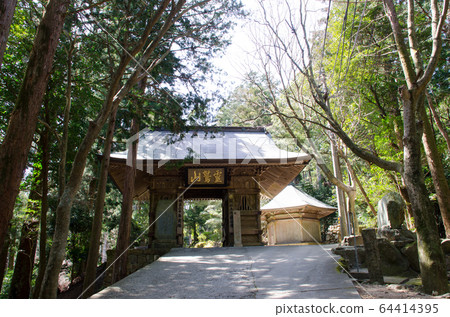 The temple gate of the temple 64414395