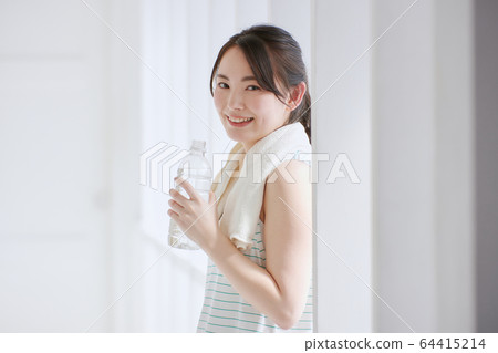 年輕女子運動訓練 年輕女子運動訓練 64415214