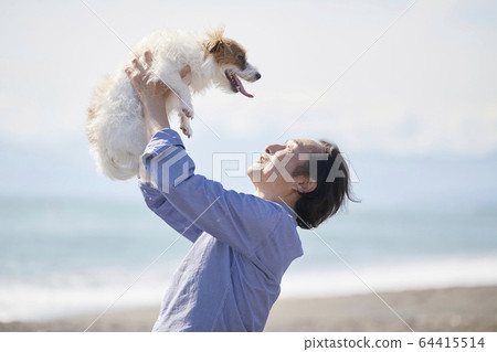 Senior man active dog sea dog 64415514