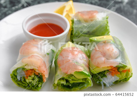 Fresh spring rolls of shrimp 64415652
