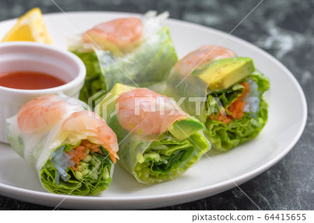 Fresh spring rolls of shrimp 64415655