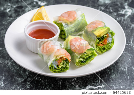 Fresh spring rolls of shrimp 64415658
