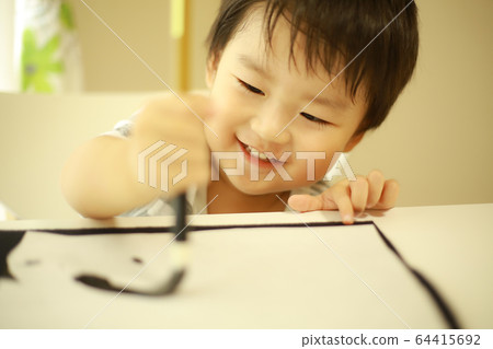 做書法的男孩 64415692