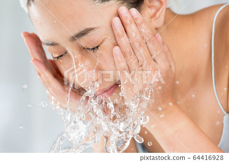 女人洗臉 64416928