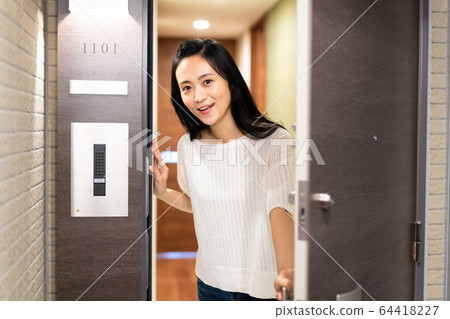 Young woman (mansion) Young woman (mansion) 64418227