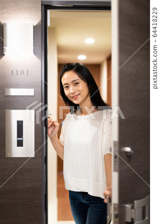 Young woman (mansion) 64418229