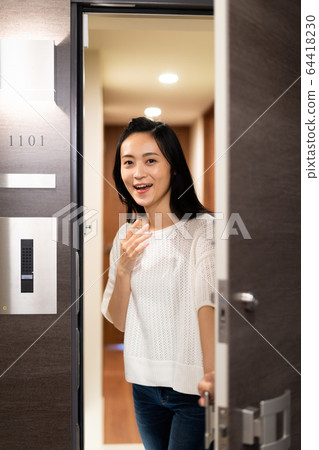 Young woman (mansion) 64418230