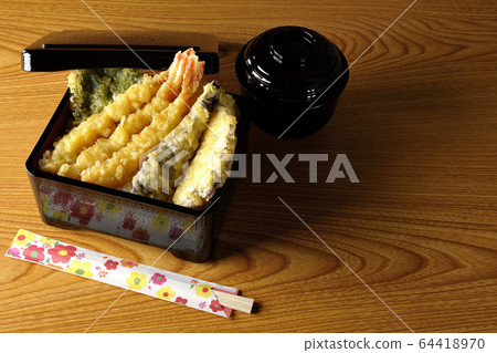 Eat tempura 64418970