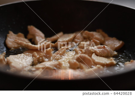 Oil fried pork in a frying pan. 64420028