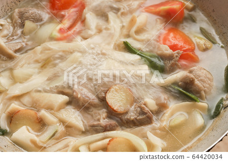 Boiled pork with mushrooms, kaffir lime leaves in 64420034