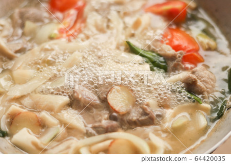 Boiled pork with mushrooms, kaffir lime leaves in 64420035