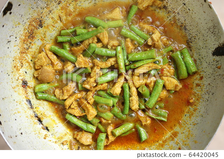 Stir fried pork with yardlong bean in a pan. 64420045