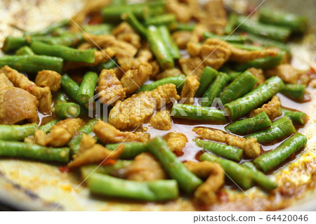 Stir fried pork with yardlong bean in a pan. 64420046