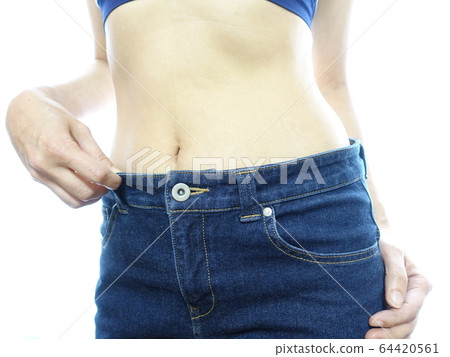 節食後中年女人的腰肚臍 節食後中年女人的腰肚臍 64420561