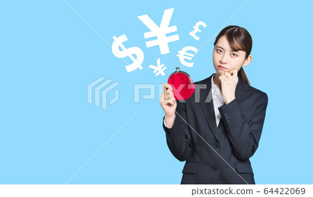一個女人帶著錢包 64422069