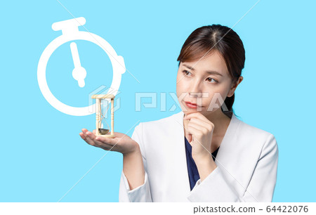 一個女人用沙漏 64422076