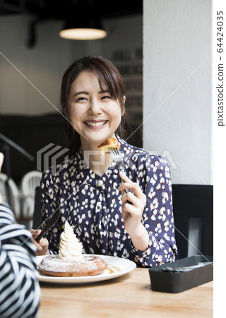 女人吃煎餅 女人吃煎餅 64424035