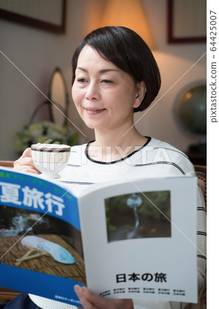 Travel, women, travel magazines (fictional magazines) Travel, women, travel magazines (fictional magazines) 64425007