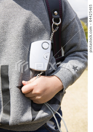 小學男孩抱著預防犯罪的蜂鳴器 64425465