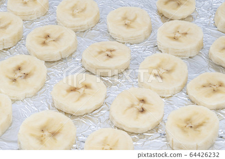 Some banana slices 64426232