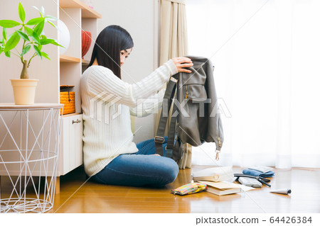 女人看顛倒的背包複製空間 女人看顛倒的背包複製空間 64426384