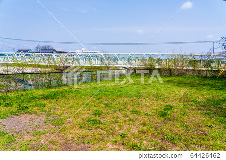 公園旁的空地 公園旁的空地 64426462
