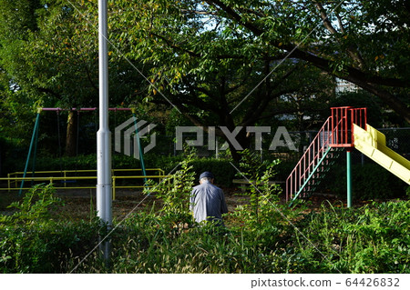 一個老人站在公園的後視圖 一個老人站在公園的後視圖 64426832