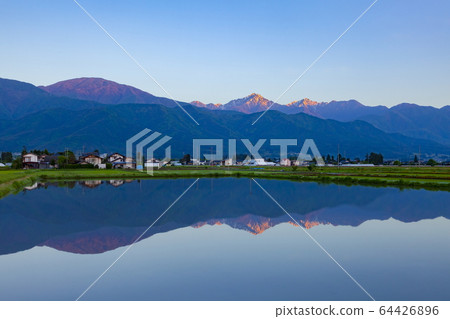 長野縣安zu野市水稻種植前的宗能山和稻田,被早晨的陽光照亮 長野縣安zu野市水稻種植前的宗能山和稻田,被早晨的陽光照亮 64426896