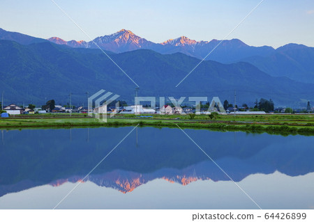 長野縣安zu野市水稻種植前的宗能山和稻田,被早晨的陽光照亮 長野縣安zu野市水稻種植前的宗能山和稻田,被早晨的陽光照亮 64426899