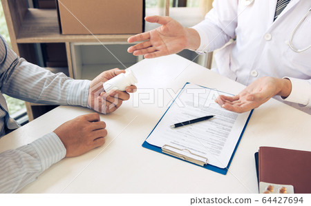 Doctor is explaining the drug's properties to the 64427694