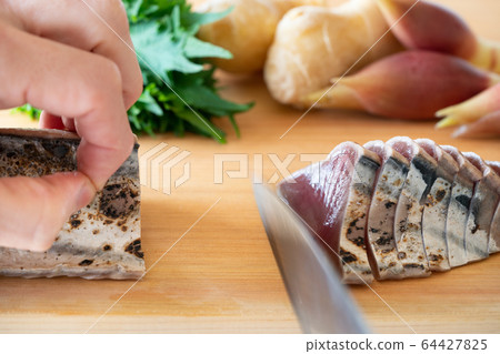 Cut the bonito Cut the bonito 64427825