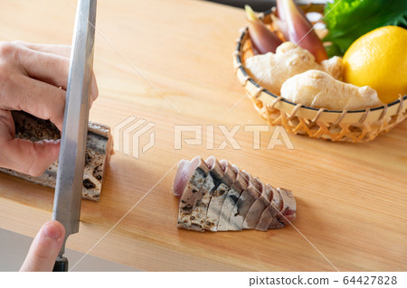 Cut the bonito 64427828