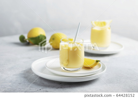Sweet lemon curd 64428152