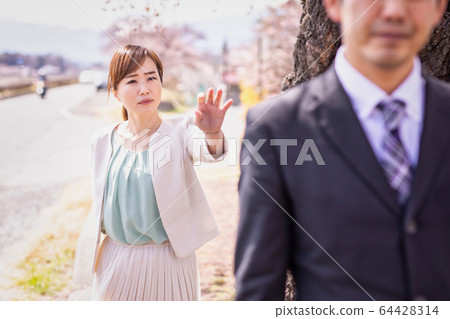 Spring woman 64428314