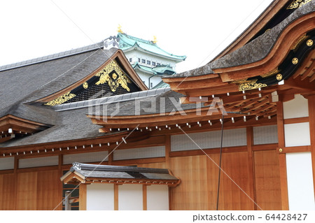 通過主要宮殿看到的名古屋城堡塔 64428427