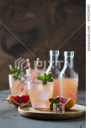 Cocktail with grapefruit and mint 64428491