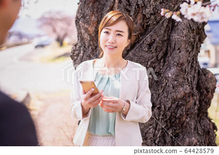 Spring woman 64428579