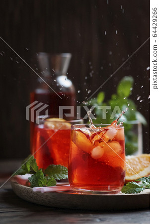 Glass with splash 64429266