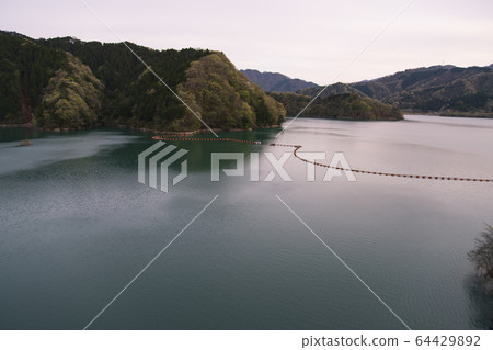 宮瀨湖寧靜的湖面寧靜的水面 64429892