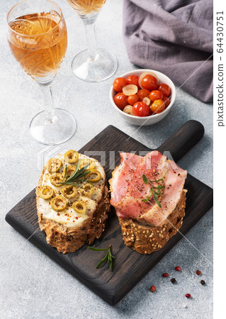 Wholegrain bread sandwiches with cream cheese, 64430751