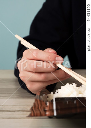 Take-out meal, person eating lunch 64431190