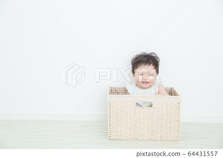 嬰兒在籃子裡 64431557