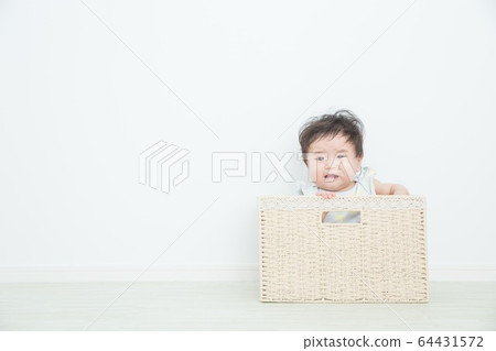嬰兒在籃子裡 64431572