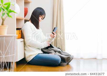 Preparing to go out Women who check smartphones Puzzled copy space Preparing to go out Women who check smartphones Puzzled copy space 64431677