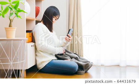 Preparing to go out Women who check smartphones Puzzled copy space 16: 9 Preparing to go out Women who check smartphones Puzzled copy space 16: 9 64431679