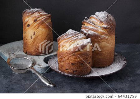 Kraffin Easter cake and decorative eggs Kraffin Easter cake and decorative eggs 64431759