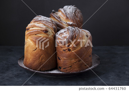 Kraffin Easter cake and decorative eggs Kraffin Easter cake and decorative eggs 64431760