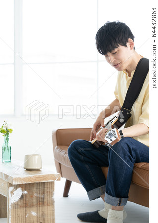 男吉他20多歲 64432863