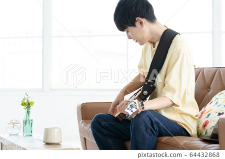 Male guitar 20s 64432868