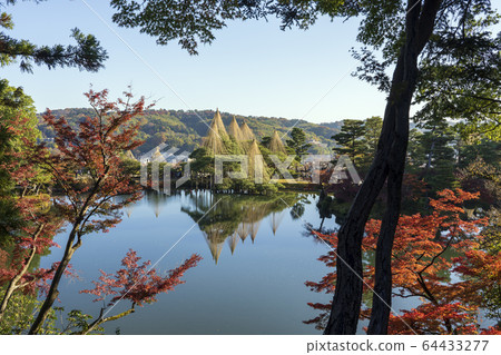 Autumn Kanazawa trip: Kenrokuen full of colored leaves 64433277